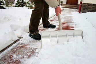 Уборка снега на огороде - чистка дорожек